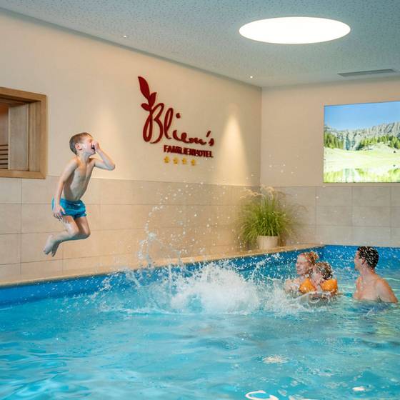 Kind spingt ins Indoorpool Familie (Foto: Biems Familienhotel, Lorenz Masser)