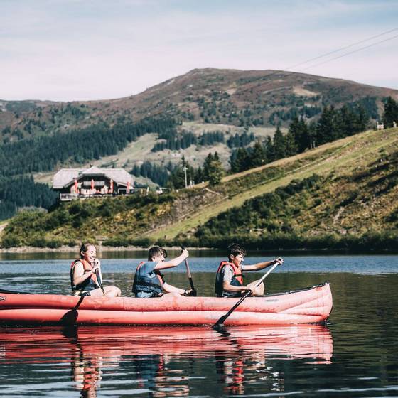 Bootfahren am Bergseee (Stegerhof, Foto: Armin Walcher)